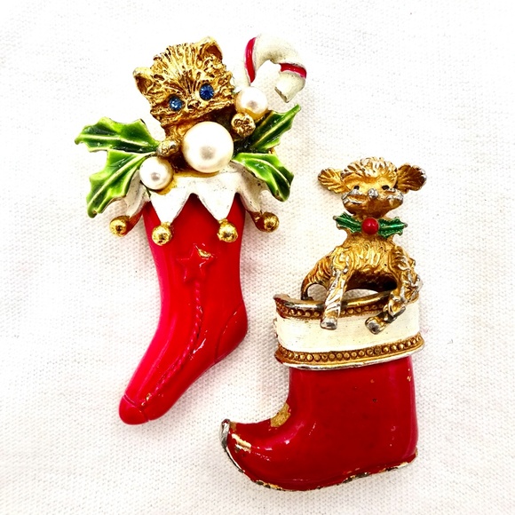 TWO CHRISTMAS STOCKING PINS Dog & Cat in Stockings - Picture 2 of 11